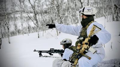 Mariniers bereiden zich voor op de verdediging van Noorwegen.