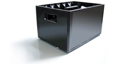 Woning bruidspaar volgebouwd met lege kratten bier