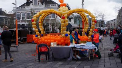 Gezellige drukte op Koningsdag in Heerenveen