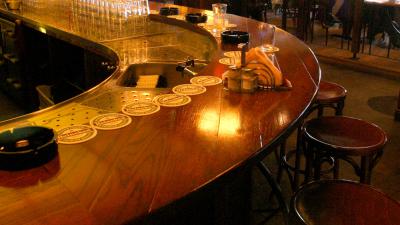 Foto van lege barkrukken in café | Archief EHF