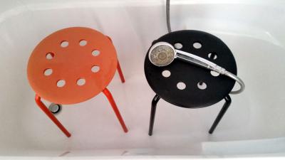 Man komt met z&#039;n ballen vast te zitten in Ikea kruk