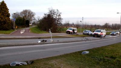 Auto rijdt lantaarnpaal uit de grond