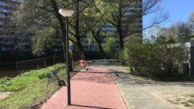 Lantaarnpaal staat midden op nieuw aangelegd fietspad Schiedam