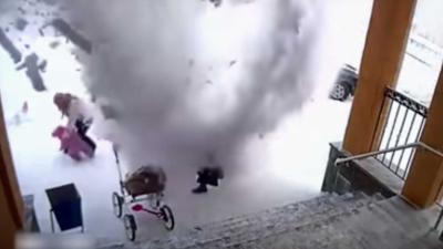 Peuter 'voelt' lawine aankomen en trekt moeder weg