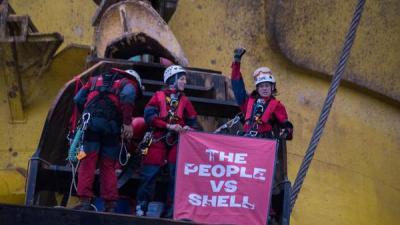 Greenpeace verlaat boorplatform door slecht weer