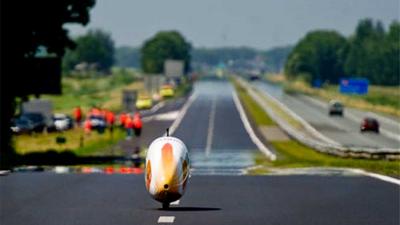 Foto van ligfiets Velox3 op snelweg | TU Delft