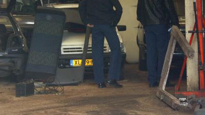 Politie stuit op vijf gestolen voertuigen in loods Volendam