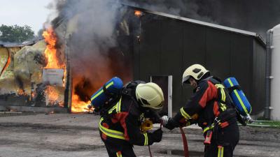 Grote loods met drogerij compleet afgebrand