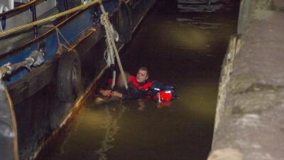 Politie en brandweer redden man uit water