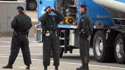 Foto van marechaussee op Schiphol | Archief EHF