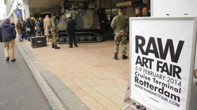 Foto van mariniers die kunst bewaken | Min. Defensie