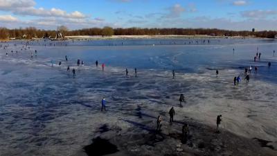 massaal-schaatsen-Paterswoldsemeer