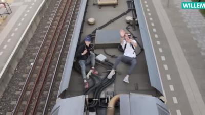 Vloggers liften mee op trein. Viola woedend