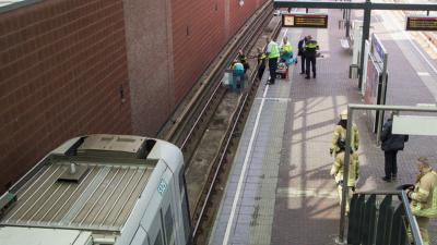 Vrouw gewond na ongeval in metrostation Schiedam