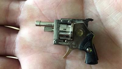 Politie vindt thuis bij overleden Amsterdammer kleinste revolver ooit  