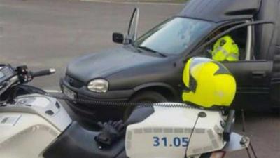 Aso scheurt met MMBS door Dorpstraat Nieuwkoop