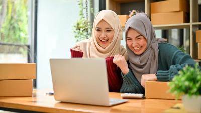 Moslima's achter computer