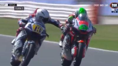 Bizar: Romano Fenati knijpt op volle snelheid in de rem van Stefano Manzi