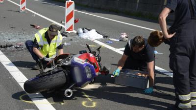 Aanrijding achter herdenkingstocht  MH17 tussen motor en auto A27 Utrecht