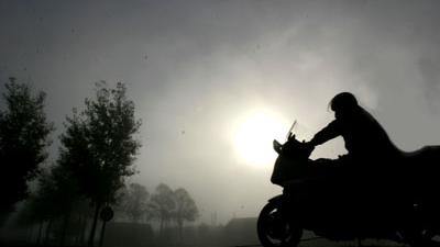 Foto van motorrijder in de mist | Archief EHF
