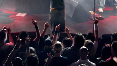 Bataclan Parijs jaar na terreuraanslag door Sting heropend