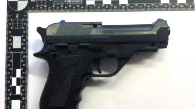 Duitse knul in legerkleding jaagt strandbezoekers stuipen op lijf