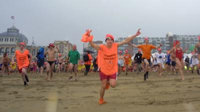 Foto van nieuwjaarsduik Scheveningen | Archief EHF