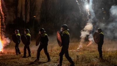 Grote oefening politiehonden met vuurwerk