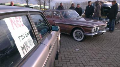 Oldtimers rijden protestrit tegen milieuzones
