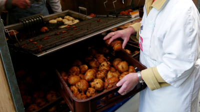 Bakker Voskamp uit Spijkenisse bakt weer de beste oliebol