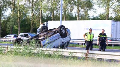 Auto klapt in vangrail op A2