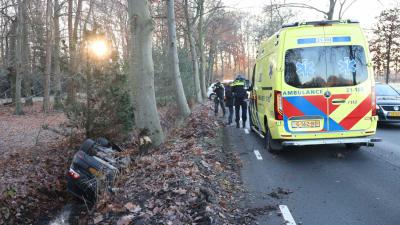 Automobilist Belandt Ondersteboven In Sloot Langs De Gestelseweg In ...