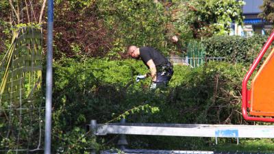 Politie doorzoekt struiken in onderzoek overleden baby op balkon