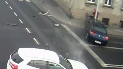 Voetgangster heeft engeltje op haar schouder tijdens crash auto's