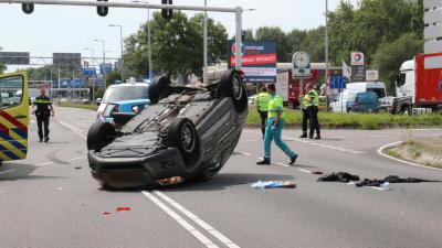 Auto op zijn dak bij aanrijding