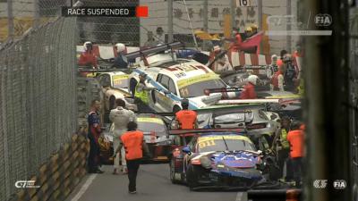 Zeker dertien raceauto&#039;s klappen op elkaar