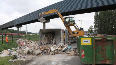 Vrachtwagen met puin gekanteld in Amsterdam