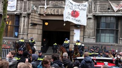 Politie is begonnen met de ontruiming van het Bungehuis