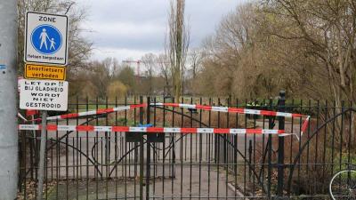 Met mes gestoken en beroofd slachtoffer Oosterpark aan verwondingen overleden