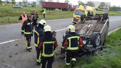 Bestelwagen schiet rechtdoor op afrit snelweg Hoogeveen