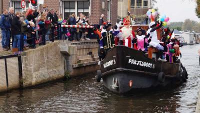 Sinterklaas en Pieten onder grote belangstelling in Heerenveen binnengehaald