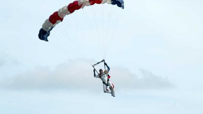 Parachutist zwaargewond na sprongParachutist zwaargewond na sprong
