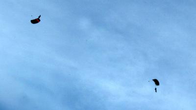 twee parachutisten neergestort