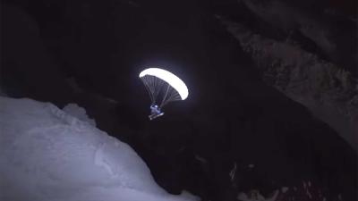 Spectaculaire nachtelijke afdaling verlichte paraglider van Mont Blanc