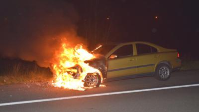 Personenauto vliegt op A37 spontaan in brand 