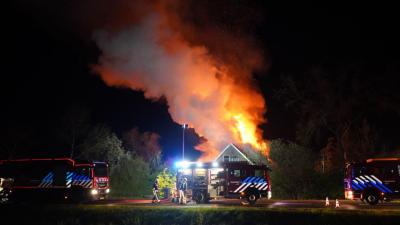 vlammen slaan uit woonboerderij