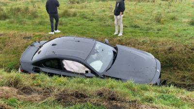 Auto naast de weg