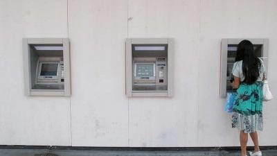 Geldautomaat met pinnende vrouw | Archief EHF