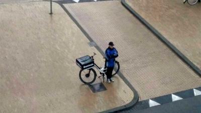  Pizzakoerier laat zien hoe het hoort, 2 minuten stilte