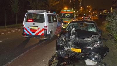Auto zwaar beschadigd na frontale botsing met lantaarnpaal 